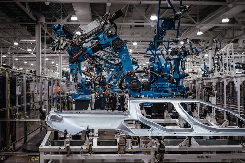 Một chiếc xe tải Rivian R1T đang được lắp ráp tại nhà máy của công ty ở Normal, Illinois. Ảnh: Bloomberg