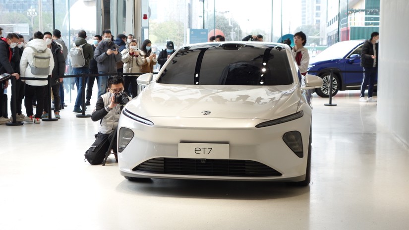 Mẫu xe sedan chạy điện Nio ET7 tại một phòng trưng bày ở Thành Đô, Trung Quốc. Ảnh: TechNode