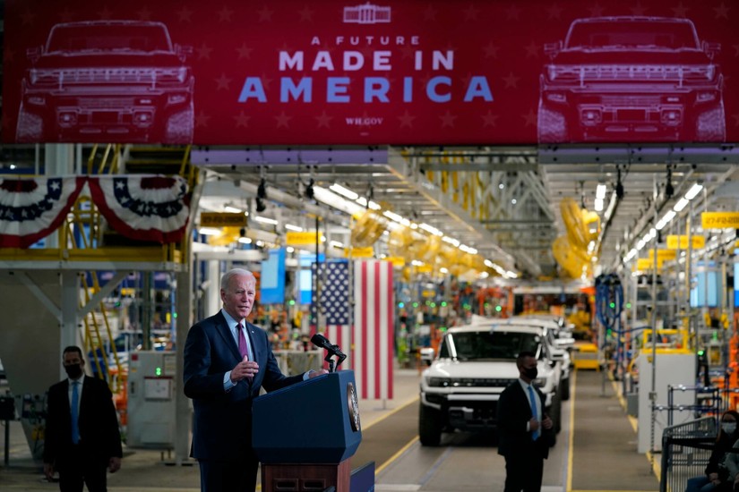 Tổng thống Joe Biden phát biểu trong chuyến thăm nhà máy lắp ráp xe điện ZERO của General Motors Factory tại Detroit trong tháng 11/2021. Ảnh: AP