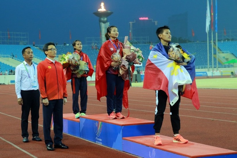 Phó Thủ tướng Vũ Đức Đam trao Huy chương Vàng cho VĐV Nguyễn Thị Oanh ở cự ly 1.500m. Ảnh: VGP