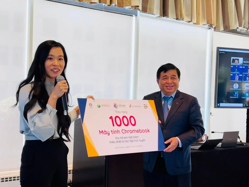 Bộ trưởng Bộ Kế hoạch và Đầu tư Nguyễn Chí Dũng đại diện nhận phần quà tài trợ của tổ chức STEAM tại Silicon Valley.