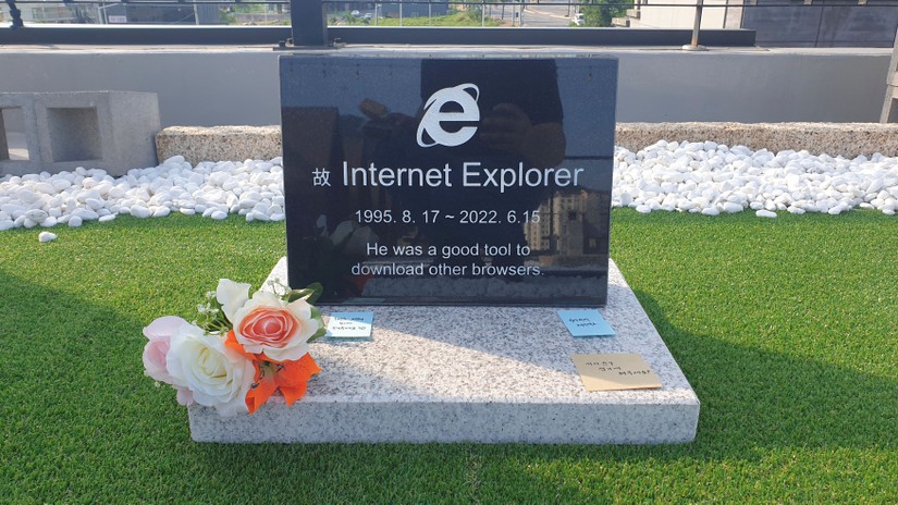 Internet Explorer, trình duyệt web nổi tiếng một thời của Microsoft được lập "bia mộ" tại Hàn Quốc. Ảnh: Reuters