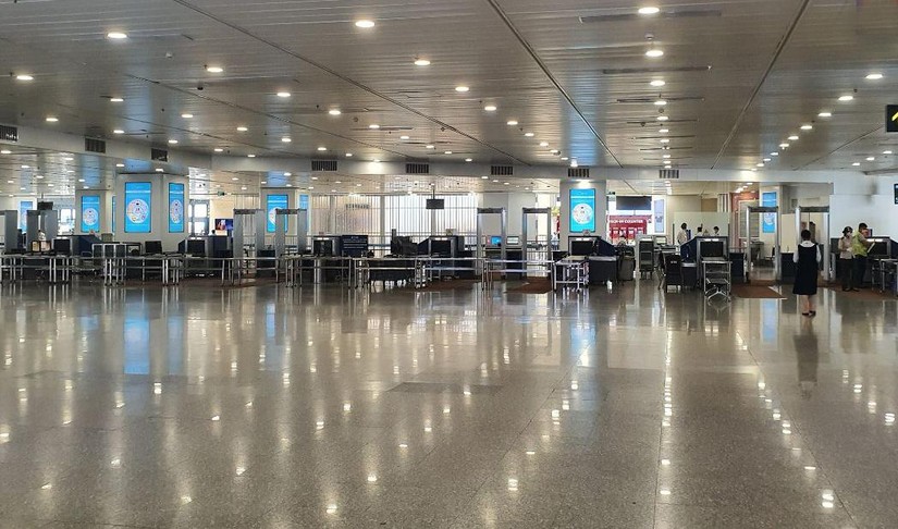 Sân bay Nội Bài vắng như chùa Bà Đanh trong đợt dịch COVID-19 lần thứ tư