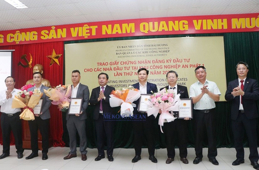 Lãnh đạo tỉnh Hải Dương trao Giấy chứng nhận và tặng hoa chúc mừng các nhà đầu tư.