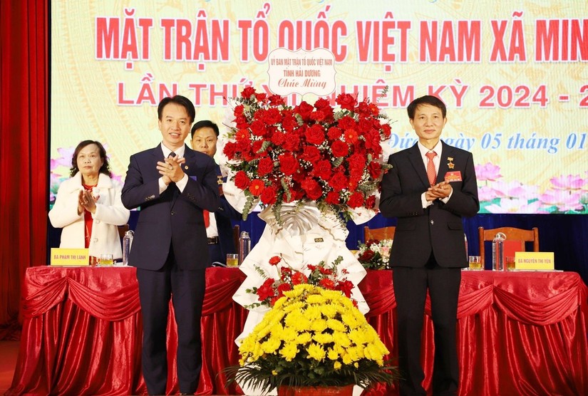 Ủy viên Ban Thường vụ Tỉnh ủy, Chủ tịch Ủy ban MTTQ Việt Nam tỉnh Hải Dương Nguyễn Đức Tuấn tặng hoa chúc mừng đại hội.