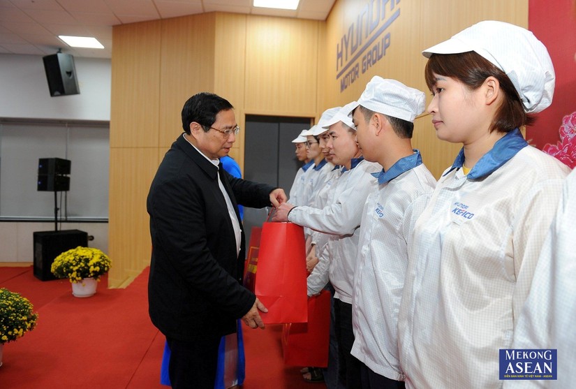 Thủ tướng thăm, tặng quà công nhân, người lao động tại Hải Dương
