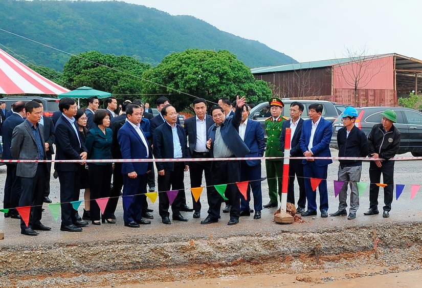 Thủ tướng Chính phủ Phạm Minh Chính cùng đoàn công tác kiểm tra dự án nâng cấp Quốc lộ 37.