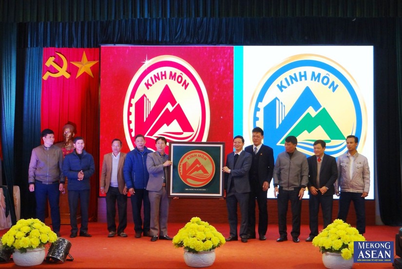  Ông Bùi Xuân Lộc, Phó Bí thư Thường trực Thị ủy, Chủ tịch HĐND thị xã Kinh Môn trao mẫu biểu trưng cho các phường, xã của thị xã.