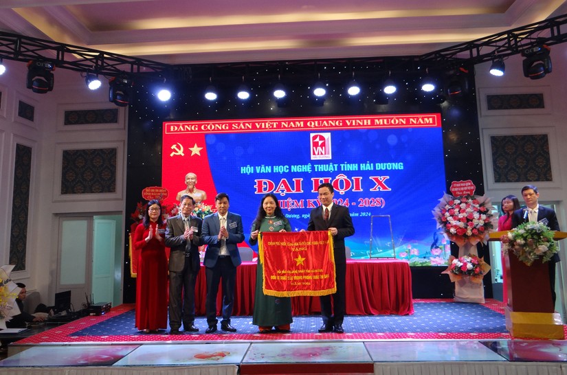 Thừa ủy quyền của Chính phủ, Chủ tịch UBND tỉnh Hải Dương Triệu Thế Hùng trao cờ thi đua của Chính phủ tặng Hội Văn học Nghệ thuật tỉnh Hải Dương.