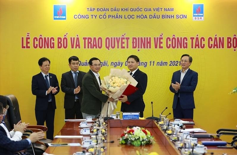 Chủ tịch Hội đồng Thành viên Tập đoàn PVN Hoàng Quốc Vượng tặng hoa chúc mừng ông Bùi Ngọc Dương giữ chức vụ Tổng Giám đốc BSR. Ảnh: BSR