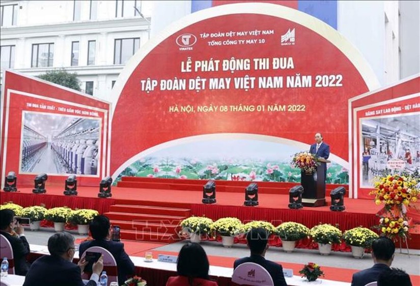 Chủ tịch nước Nguyễn Xuân Phúc phát biểu tại lễ phát động thi đua năm 2022 của Tập đoàn Dệt may Việt Nam và Hiệp hội Da, giày và túi xách Việt Nam