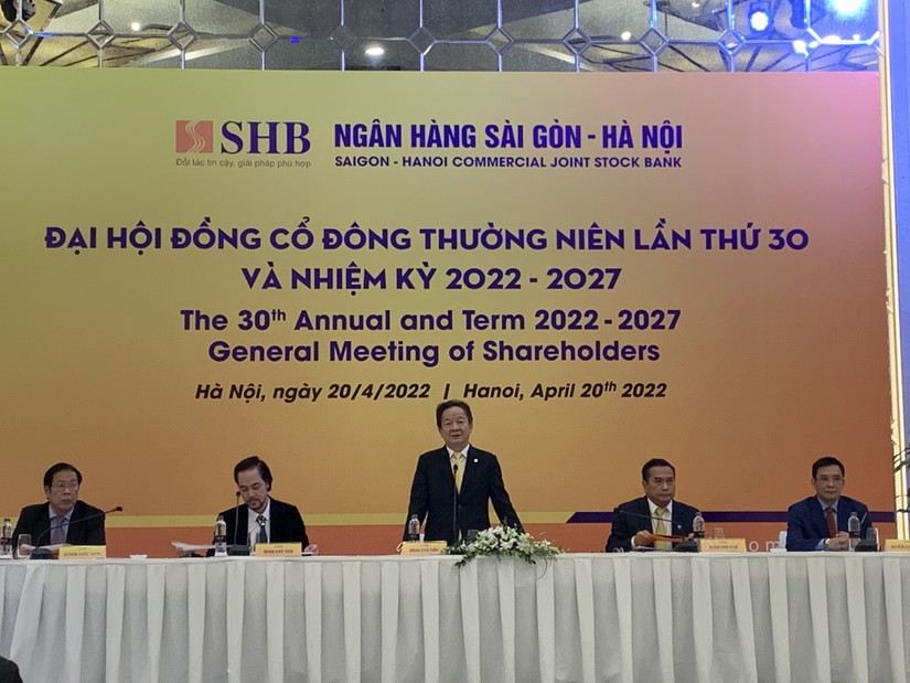 Ông Đỗ Quang Hiển phát biểu tại Đại hội đồng cổ đông ngân hàng SHB 2022. Ảnh: Thu Trang