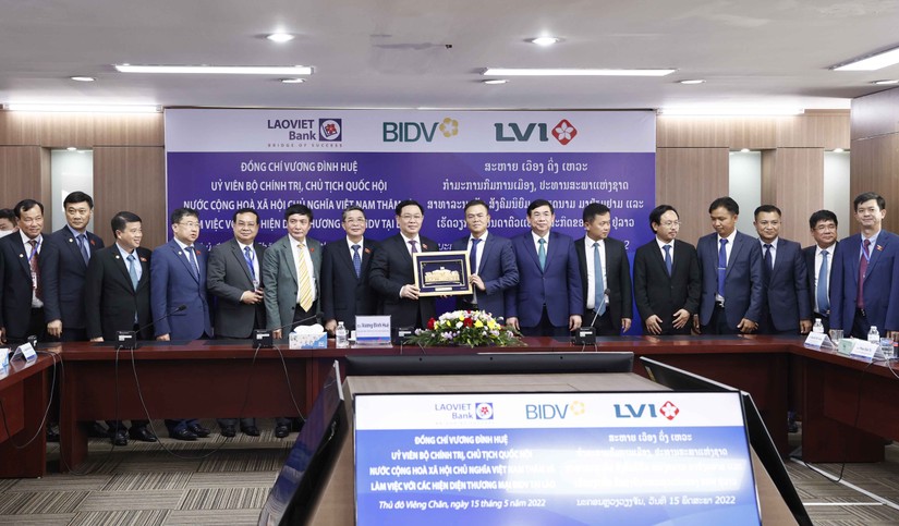 Chủ tịch Quốc hội Vương Đình Huệ thăm và tặng quà lưu niệm Ngân hàng Thương mại cổ phần Đầu tư và Phát triển Việt Nam (BIDV) tại Lào - Ngân hàng Liên doanh Lào-Việt (LVB). 