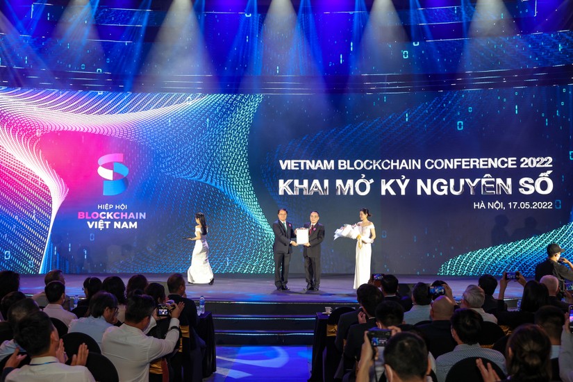 Thứ trưởng Bộ Nội vụ trao quyết định thành lập Hiệp hội Blockchain Việt Nam cho Chủ tịch hiệp hội Hoàng Văn Huây (Ảnh Lê Minh Sơn)