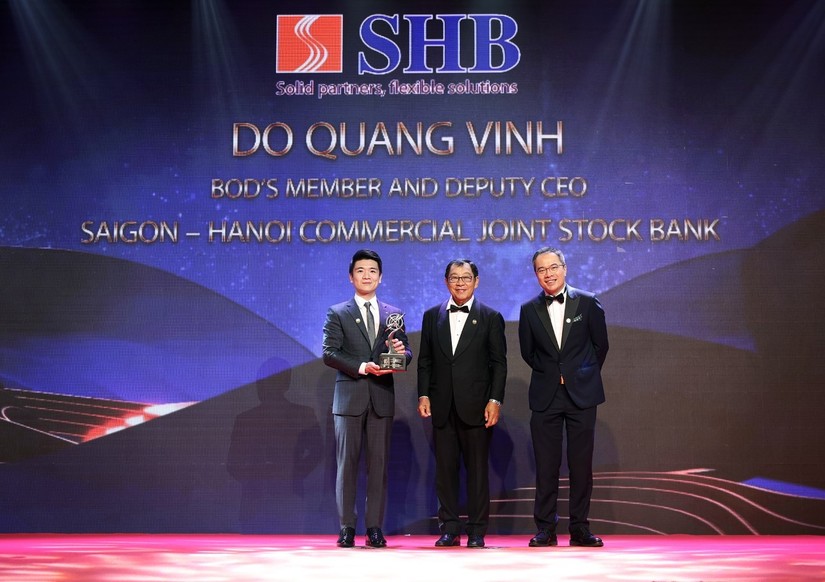 Ông Đỗ Quang Vinh (bên trái) được vinh danh là “Doanh nhân Châu Á xuất sắc ngành dịch vụ tài chính”. 
