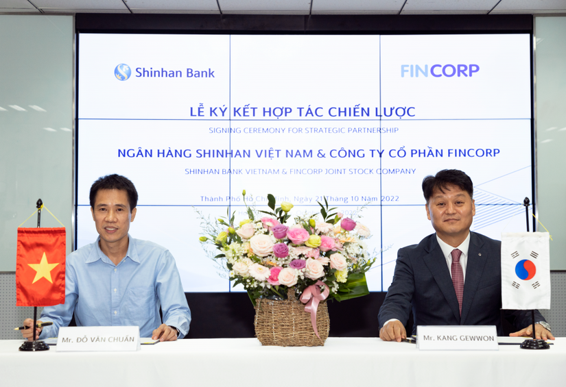 Ông Kang GewWon – Tổng Giám đốc Shinhan Việt Nam và Ông Đỗ Văn Chuẩn – Tổng Giám đốc CTCP Fincorp tại buổi lễ ký kết hợp tác 
