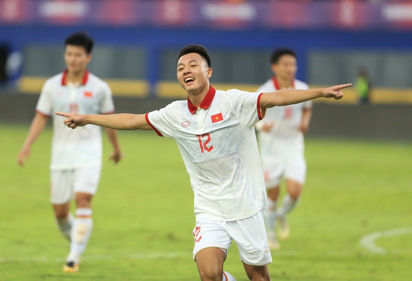 Đánh bại Singapore, U22 Việt Nam lên ngôi đầu bảng tại SEA Games 32