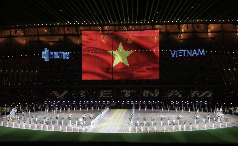 Quốc kỳ Việt Nam xuất hiện tại lễ khai mạc SEA Games 32. (Ảnh: Sơn Hoàng)