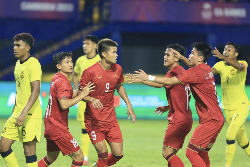 Thắng Malaysia, U22 Việt Nam vào bán kết SEA Games 32