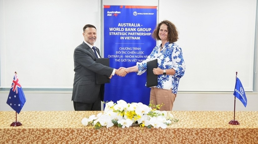 Đại sứ Australia Andrew Goledzinowski và Giám đốc Quốc gia Ngân hàng Thế giới tại Việt Nam Carolyn Turk tại lễ ký kết. Ảnh: ĐSQ Australia