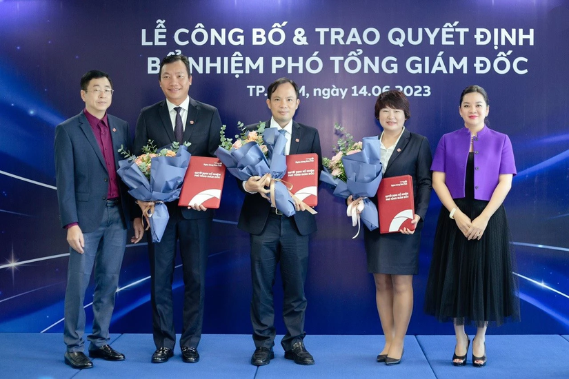 Ông Lê Anh Tài (Chủ tịch HĐQT) và bà Nguyễn Thanh Phượng (Phó Chủ tịch HĐQT) trao quyết định bổ nhiệm đến 3 Phó Tổng giám đốc. Ảnh: BVBank