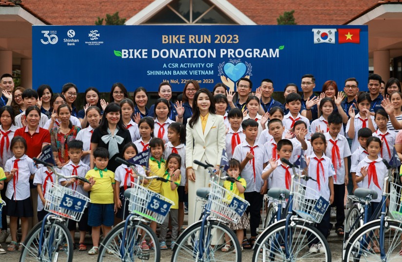 Đệ nhất phu nhân Hàn Quốc dự trao tặng xe đạp và học bổng cho Làng trẻ SOS Việt Nam (Ảnh: Shinhan)