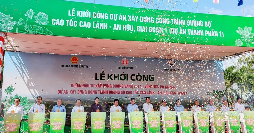 Phó Thủ tướng Trần Lưu Quang cùng các đại biểu thực hiện nghi thức khởi công dự án đường cao tốc Cao Lãnh – An Hữu giai đoạn 1.