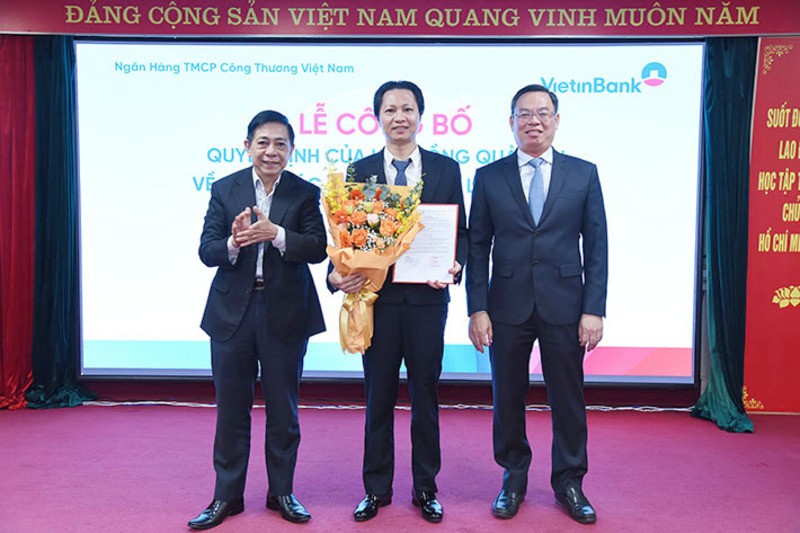 Ông Đỗ Thanh Sơn (giữa) sẽ làm phó tổng giám đốc phụ trách ban điều hành VietinBank từ ngày 1/9