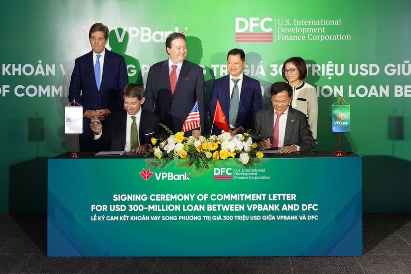 Đại diện lãnh đạo DFC và VPBank ký cam kết khoản vay song phương trị giá 300 triệu USD - Ảnh: VPBank