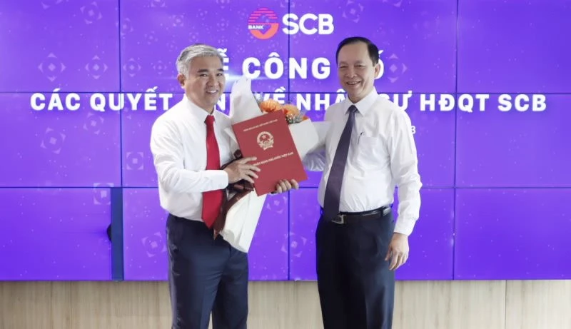 Phó Thống đốc NHNN Đào Minh Tú trao quyết định trưng tập, chỉ định ông Phan Đình Điền (trái) giữ chức Chủ tịch HĐQT SCB