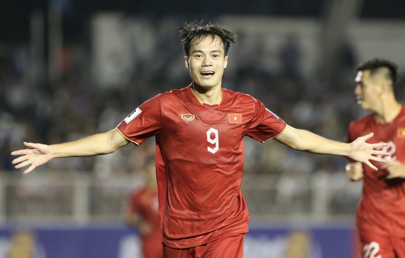 Văn Toàn mở tỉ số cho trận đấu giữa đội tuyển Việt Nam và Philippines