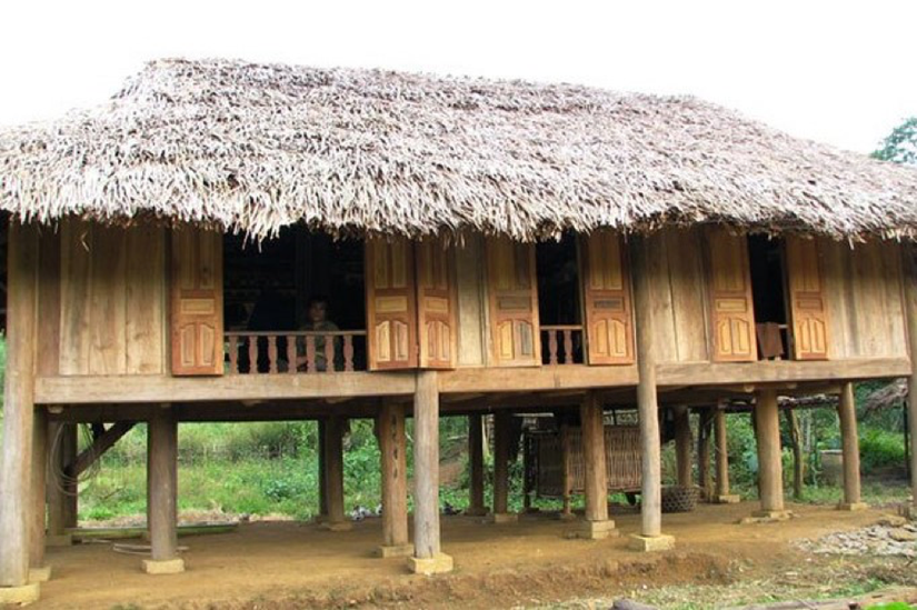 Mô hình nhà sàn của người đồng bào Hrê ở huyện miền núi Ba Tơ, Quảng Ngãi. (Ảnh: Thành cổ Quảng Ngãi)