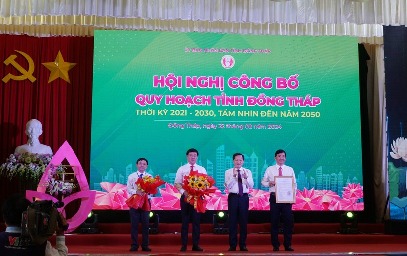 Phó Thủ tướng Lê Minh Khái trao Quyết định Quy hoạch tỉnh Đồng Tháp thời kỳ 2021-2030, tầm nhìn đến năm 2050 cho lãnh đạo tỉnh. Ảnh: Hữu Nghĩa