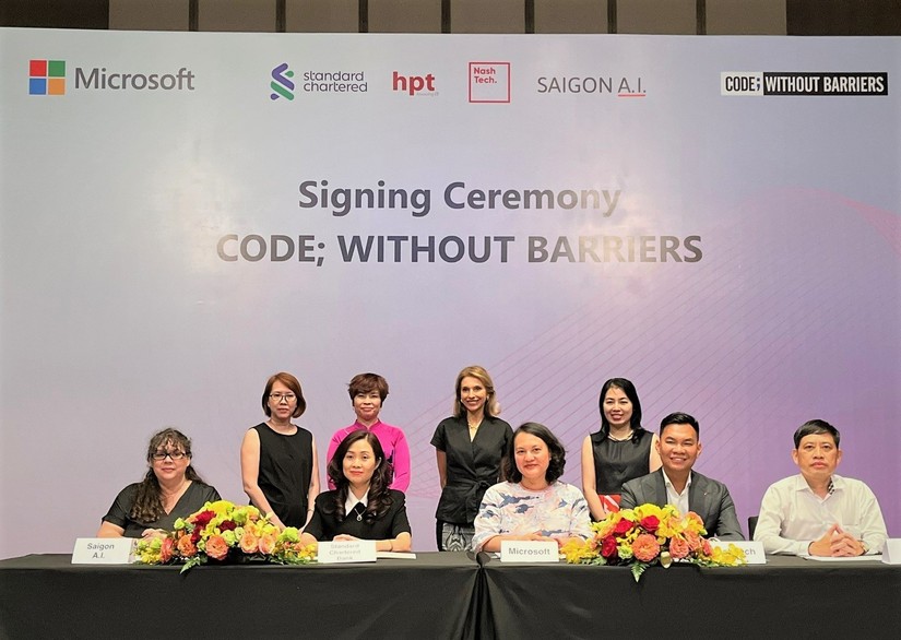 Standard Chartered và Microsoft hợp tác thúc đẩy phụ nữ tiếp cận công nghệ