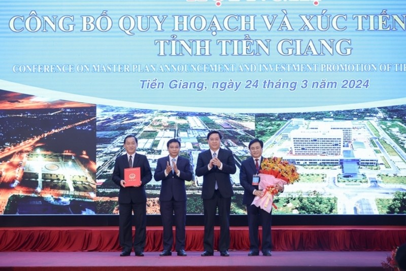 Bộ trưởng Bộ GTVT Nguyễn Văn Thắng thay mặt Thủ tướng trao Quyết định phê duyệt quy hoạch cho lãnh đạo tỉnh Tiền Giang - Ảnh: VGP. 