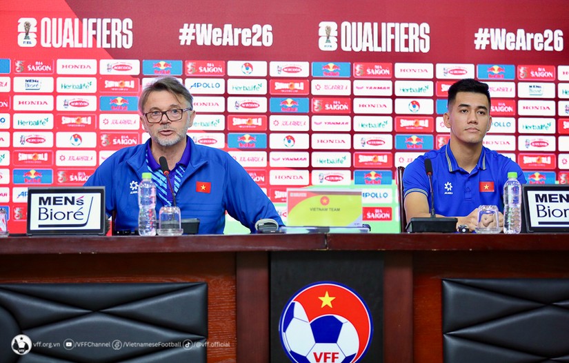 “Mục tiêu của đội tuyển Việt Nam là giành chiến thắng để có lợi thế cạnh tranh vé đi tiếp", HLV Philippe Troussier chia sẻ tại họp báo. Ảnh: VFF