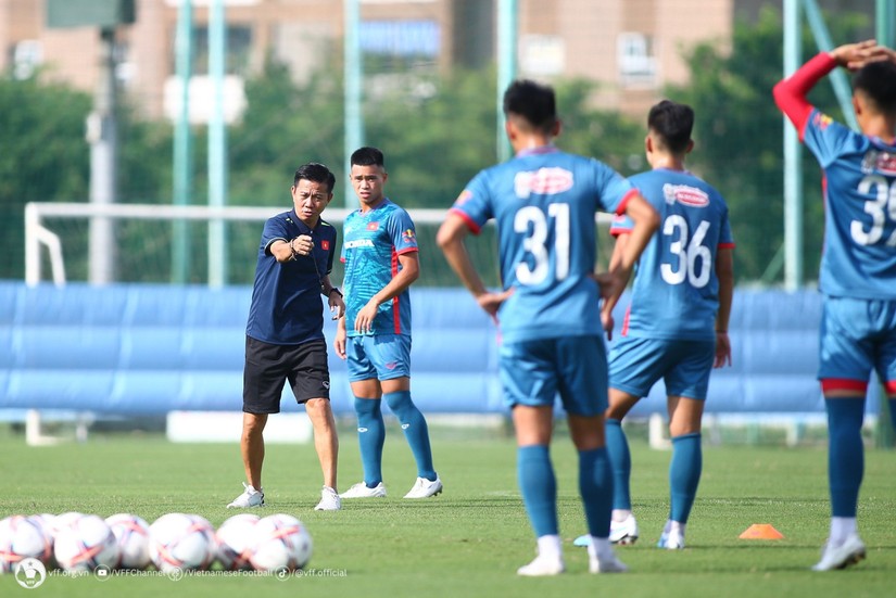 HLV Hoàng Anh Tuấn và các học trò sẽ có 2 ngày tập luyện tại Hà Nội trước khi di chuyển sang Qatar thi đấu giao VCK U23 châu Á 2024. Ảnh: VFF