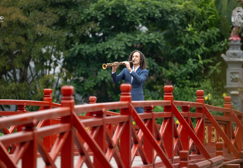 Hình ảnh nghệ sĩ biểu diễn tại cầu Thê Húc - Hồ Hoàn Kiếm, Hà Nội, trong MV "Going home". Ảnh: IBGroup