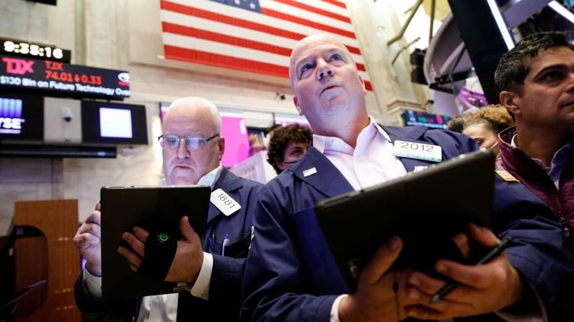 S&P 500 rớt khỏi đỉnh, Dow Jones mất 320 điểm do lo ngại về Omicron