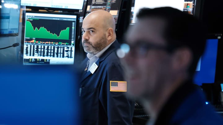 Chứng khoán Mỹ tràn sắc xanh, Dow Jones tăng mạnh 560 điểm 
