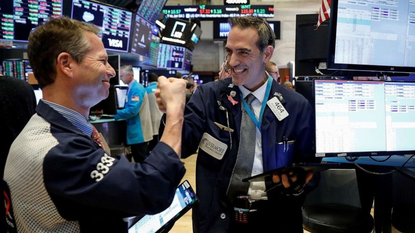 Mở màn 2022, Dow Jones và S&P 500 cùng lập đỉnh