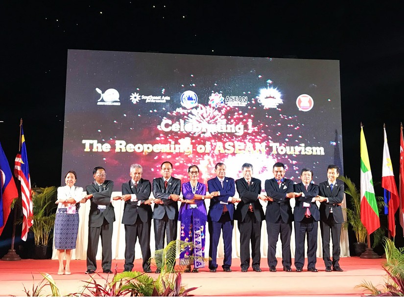 Các nhà lãnh đạo du lịch ASEAN thực hiện nghi thức chào mừng du lịch ASEAN mở cửa trở lại tại Diễn đàn du lịch ASEAN (ATF) năm 2022