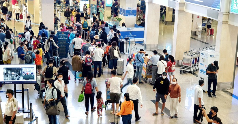 Sân bay Tân Sơn Nhất đông nghịt người về quê ăn Tết