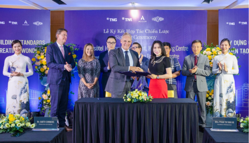 Chủ tịch TNR Holdings Vietnam và Chủ tịch Accor Đông Nam Á, Nhật Bản, Hàn Quốc ký thỏa thuận hợp tác.