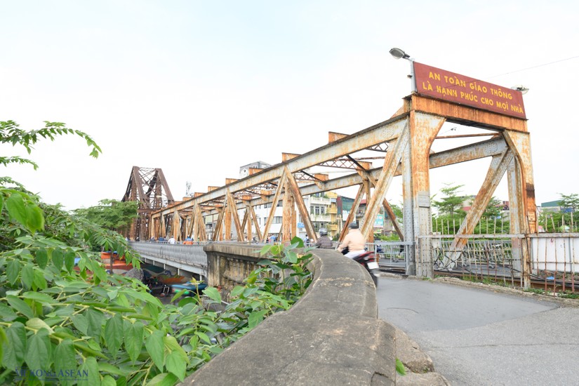 Lối lên cầu Long Biên