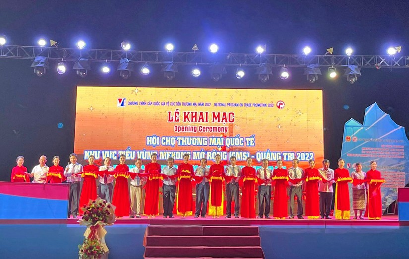 Lễ cắt băng khai mạc Hội chợ thương mại quốc tế khu vực Tiểu vùng sông Mekong mở rộng.