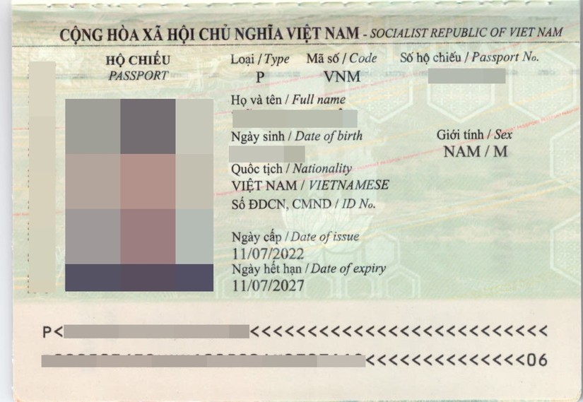 Hộ chiếu phổ thông Việt Nam theo mẫu mới màu xanh tím than có số Serial bắt đầu bằng P.