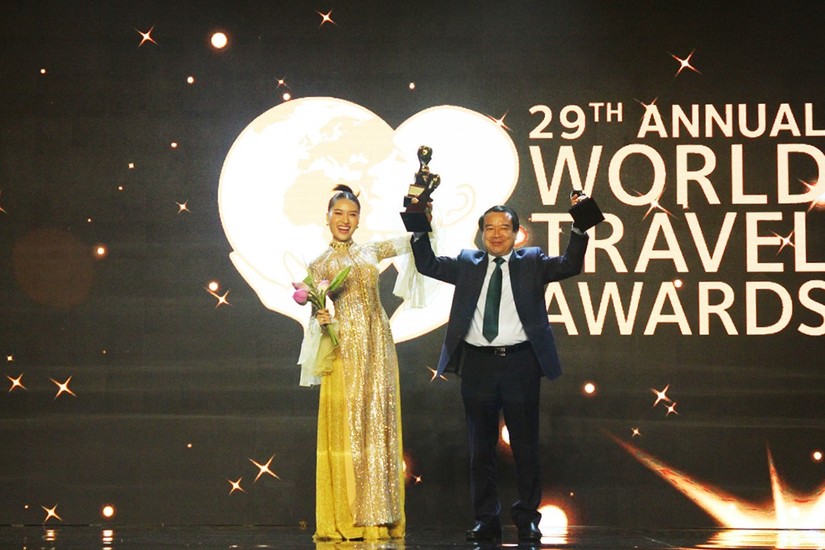 Phó Tổng cục trưởng Tổng cục Du lịch Hà Văn Siêu đón nhận giải thưởng World Travel Awards dành cho Việt Nam
