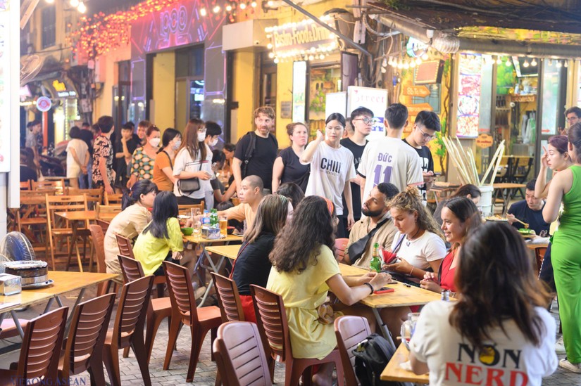 Khách du lịch nước ngoài tại Hà Nội. Ảnh: Quách Sơn