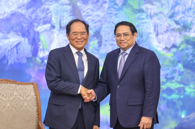 Thủ tướng Phạm Minh Chính chúc mừng Đại sứ Park Noh Wan đã hoàn thành xuất sắc nhiệm kỳ công tác 3 năm tại Việt Nam. Ảnh: VGP.
